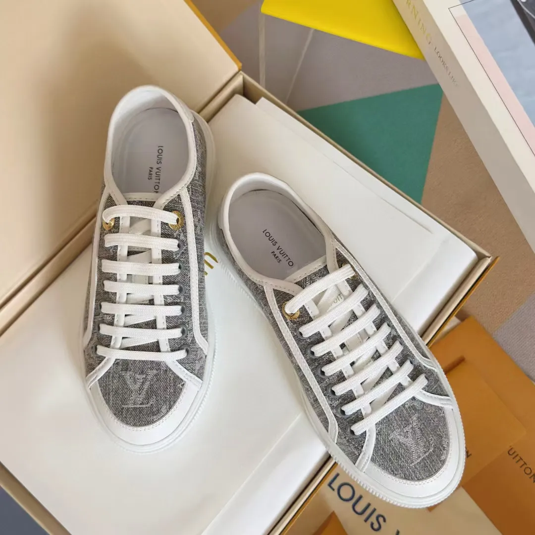 👟👟Ex-factory price 420👟👟 LV Louis Vuitton L Home Donkey Brand’s latest Lagoon series Thick-soled denim denim Embossed Presbyopia Thick-soled Casual sneakers Skateboard shoes Original purchase and development Production This Lagoon sneaker is made of Monogram denim, injecting a retro flavor into the classic design. The Louis Vuitton logo pops out from the leather trim, and the inscribed eyelets, trim and laces highlight the exquisite details. The rubber outsole embellished with Monogram flowers completes the whole. Exquisitely packaged at the delivery counter🛍📦 ▪️ Fabric: Original imported custom first-layer cowhide ▪️ Lining: Original imported cowhide lining ▪️ Sole: Original open-molded non-slip TPU material ▪️ Bottom thickness: 2.5CM ▪️ Size: Women's size 35-40 (41, 42 can be customized)